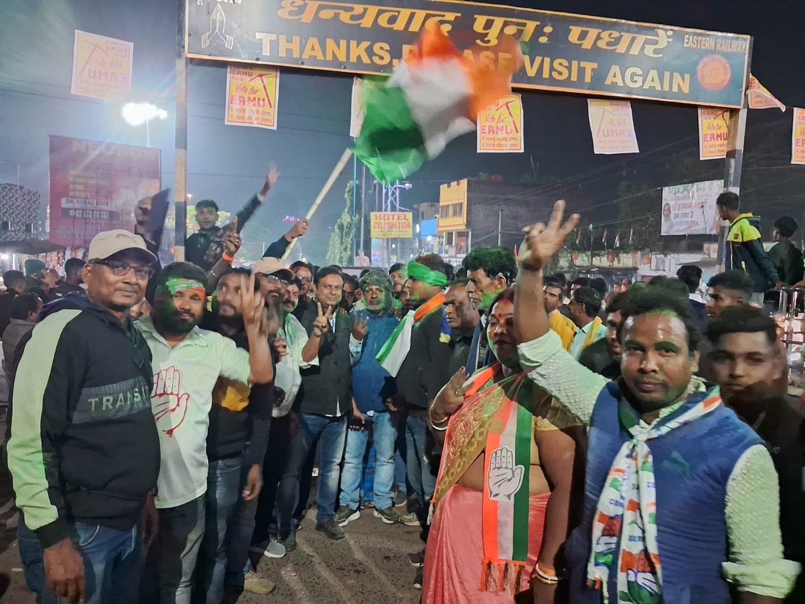 कांग्रेस व झामुमो समर्थकों ने जीत पर की अतिशबाजी