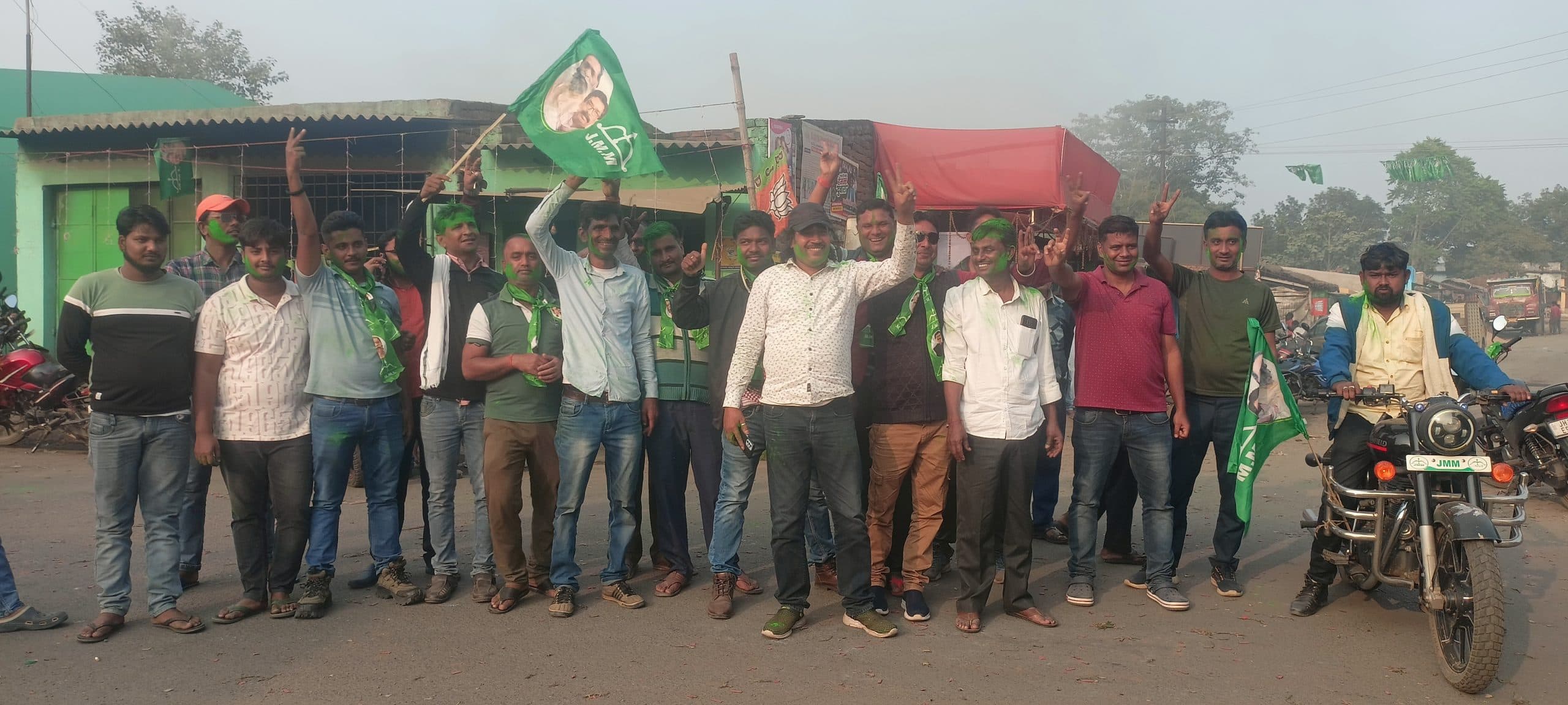 झामुमो प्रत्याशी की जीत पर गांधी चौक पर समर्थकों ने बांटी मिठाई