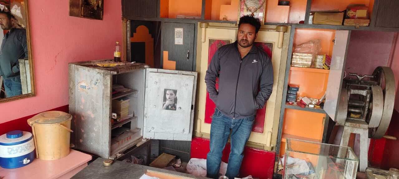 ज्वेलर्स दुकान की दीवार काटकर लाखों के जेवर चोरी
