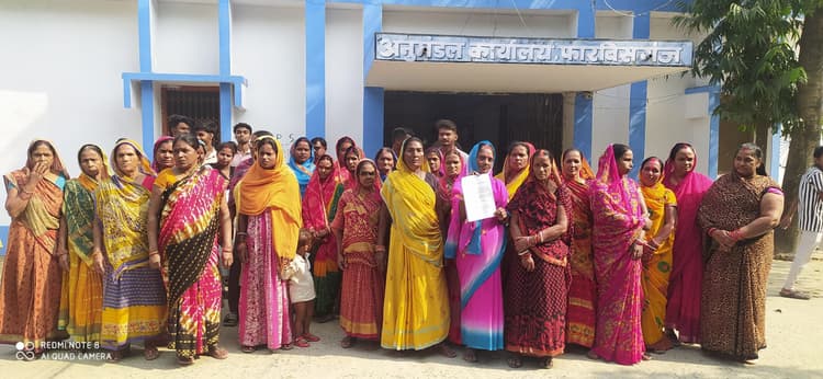 नाला निर्माण की मांग को लेकर ग्रामीणों ने एसडीओ को सौंपा ज्ञापन