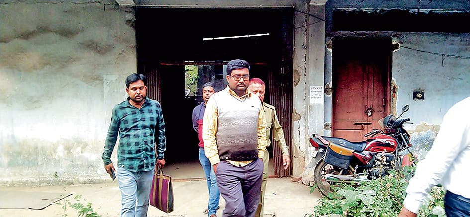 लाखों के गबन में शक्तिगढ़ का व्यापारी गिरफ्तार