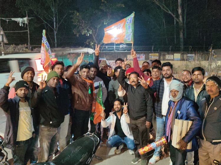 नवीन की जीत पर की आतिशबाजी