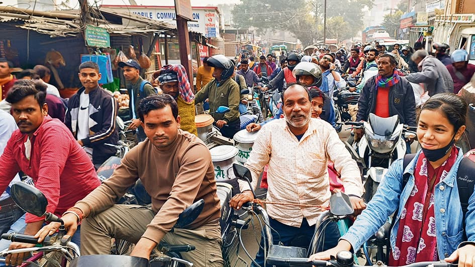 hajipur news. महुआ बाजार में लगे भीषण जाम से लोग घंटों हुए परेशान