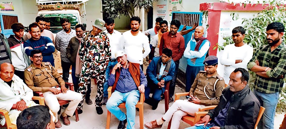 hajipur news. चेहराकलां पीएचसी के संसाधन को सीएचसी में शिफ्ट करने पर हंगामा