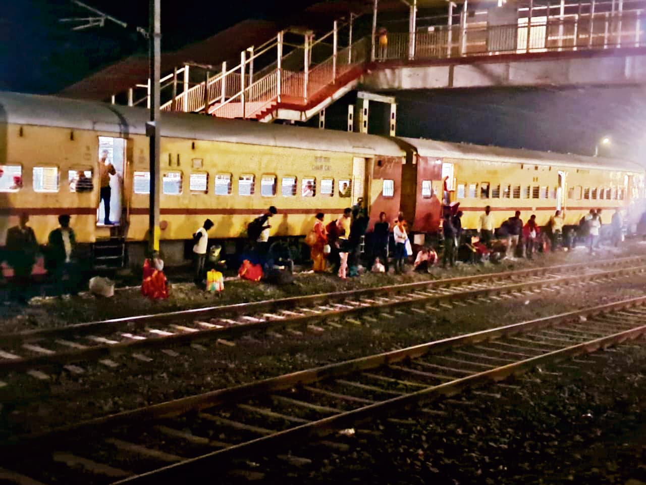 Gaya News : चाकंद स्टेशन पर एक घंटे तक रुकी रही पैसेंजर ट्रेन, यात्री हुए बेहाल