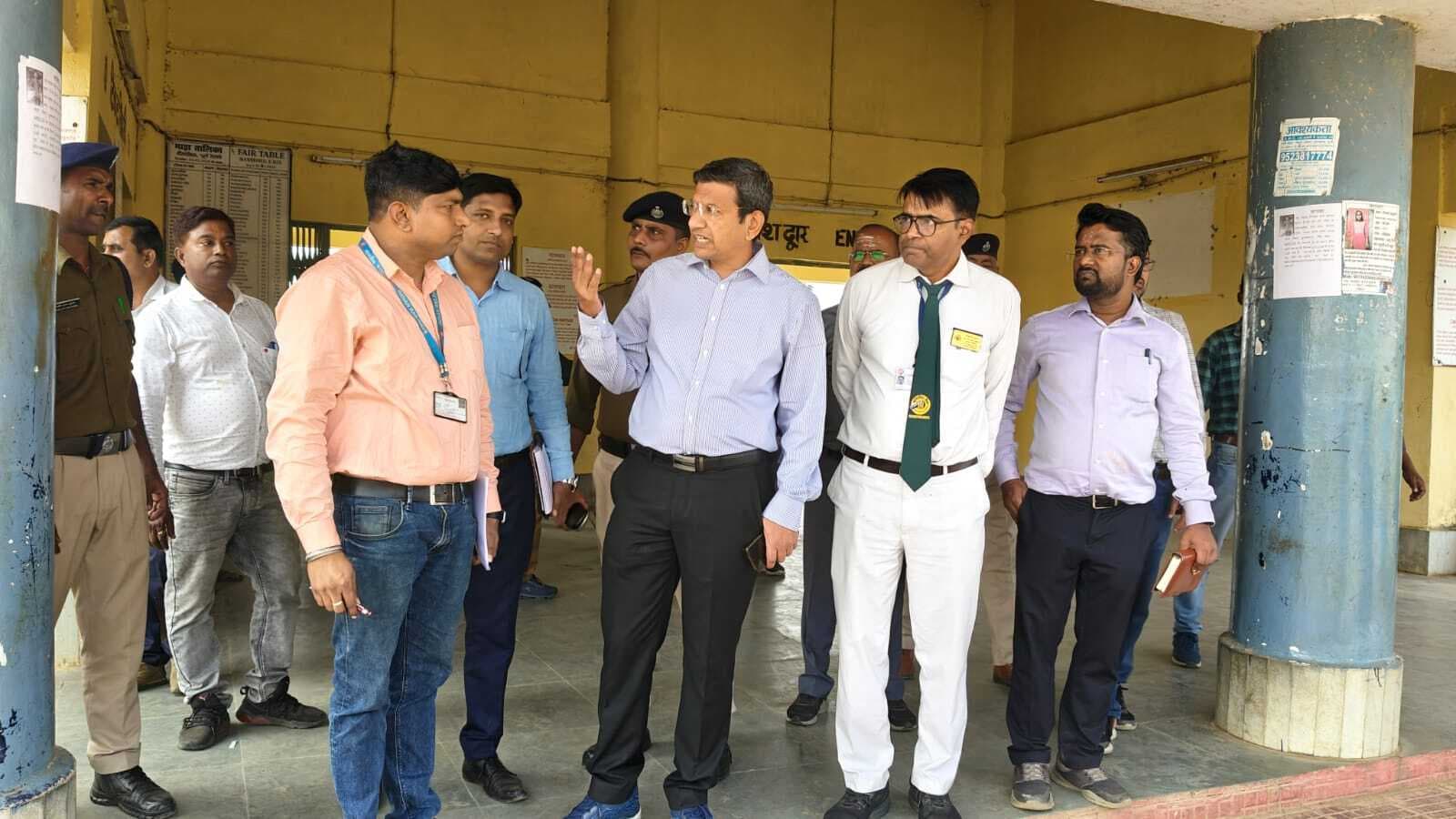 हंसडीहा रेलवे स्टेशन का डीआरएम ने किया निरीक्षण