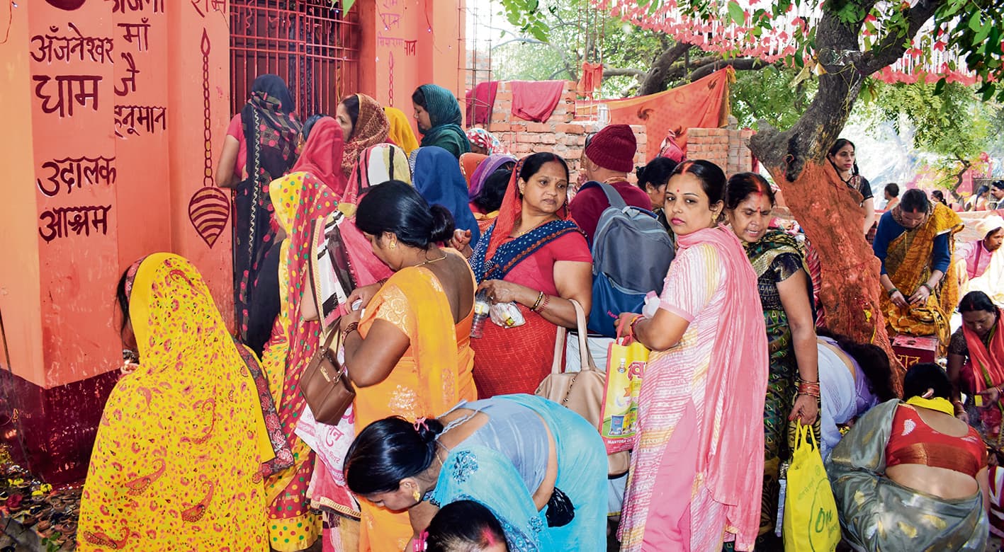 श्रद्धालुओं ने अंजनी सरोवर की परिक्रमा कर मांगी खुशहाली