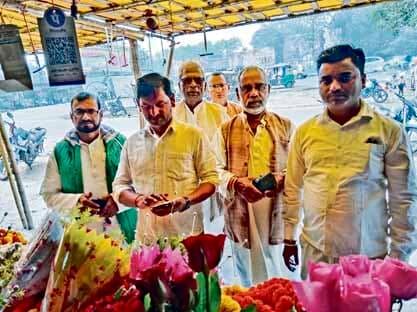 Bokaro News: फूल की माला व मिठाई दुकानों पर रही भीड़, पटाखों की भी रही डिमांड