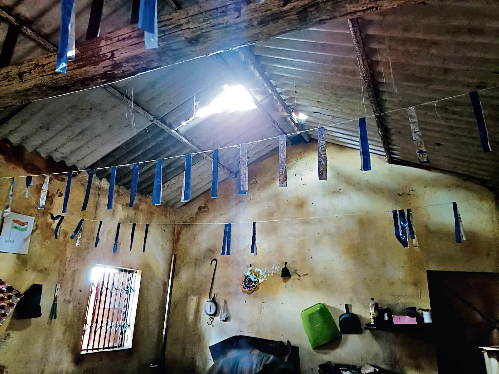 Rourkela News: वर्षों से टूटी है डीजल कॉलोनी में आंगनबाड़ी की छत, दीवारों में आयीं दरारें