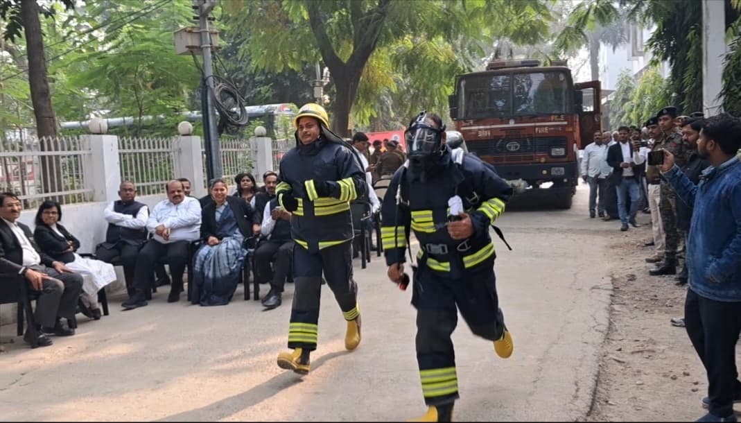 कोर्ट कैंपस में मॉक ड्रिल कर आपात स्थिति से निबटने की दी जानकारी