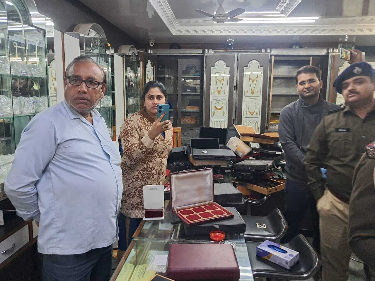 ग्राहक बनकर पहुंचे हथियार से लैस आधा दर्जन अपराधियों ने की लूटपाट