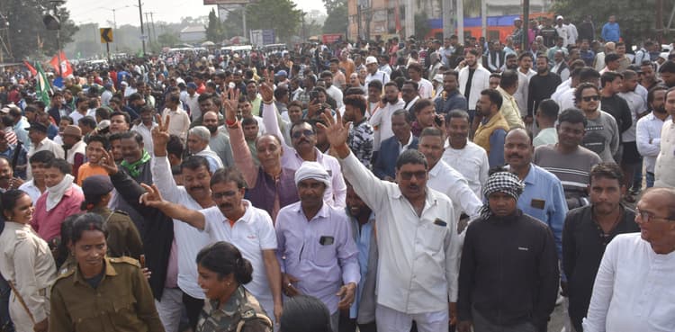 BOKARO NEWS : मतगणना केंद्र के बाहर था मेले-सा नजारा, गूंज रहे थे नारे