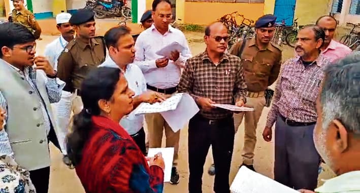 Bhagalpur News: निरीक्षण में बीएलओ की शिकायत पर डीएम अपनायी सख्ती, वेतन रोकने का निर्देश