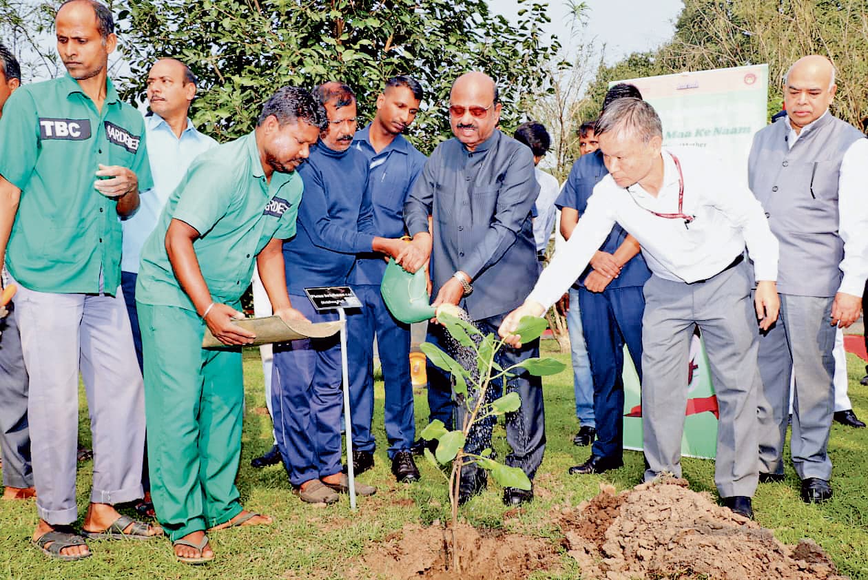 राज्यपाल ने सीएम को मिठाई के साथ भेजा पत्र