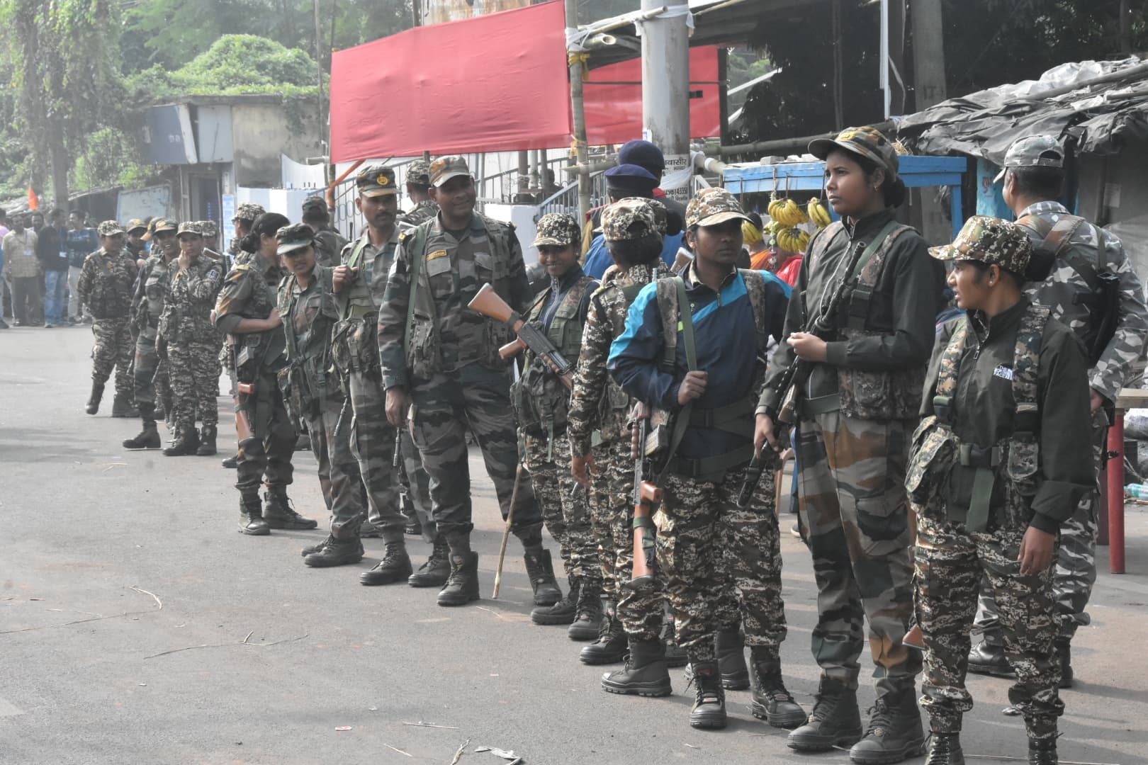 DHANBAD NEWS : मतगणना स्थल पर दोपहर में भीड़ लगी, तो सुरक्षा घेरा बना खड़े हो गये जवान