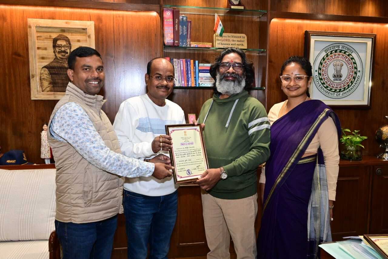 वोट :::  जीत का प्रमाण पत्र लेकर रांची पहुंचे पंकज मिश्रा, मुख्यमंत्री हेमंत सोरेन को सौंपा
