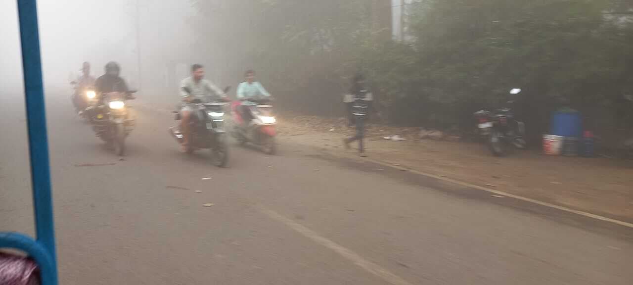घने कोहरे ने धीमी की वाहनों की रफ्तार