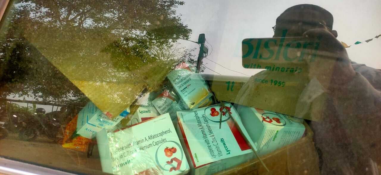 बलेनो कार से 97 लीटर कफ सीरप जब्त, एक महिला गिरफ्तार