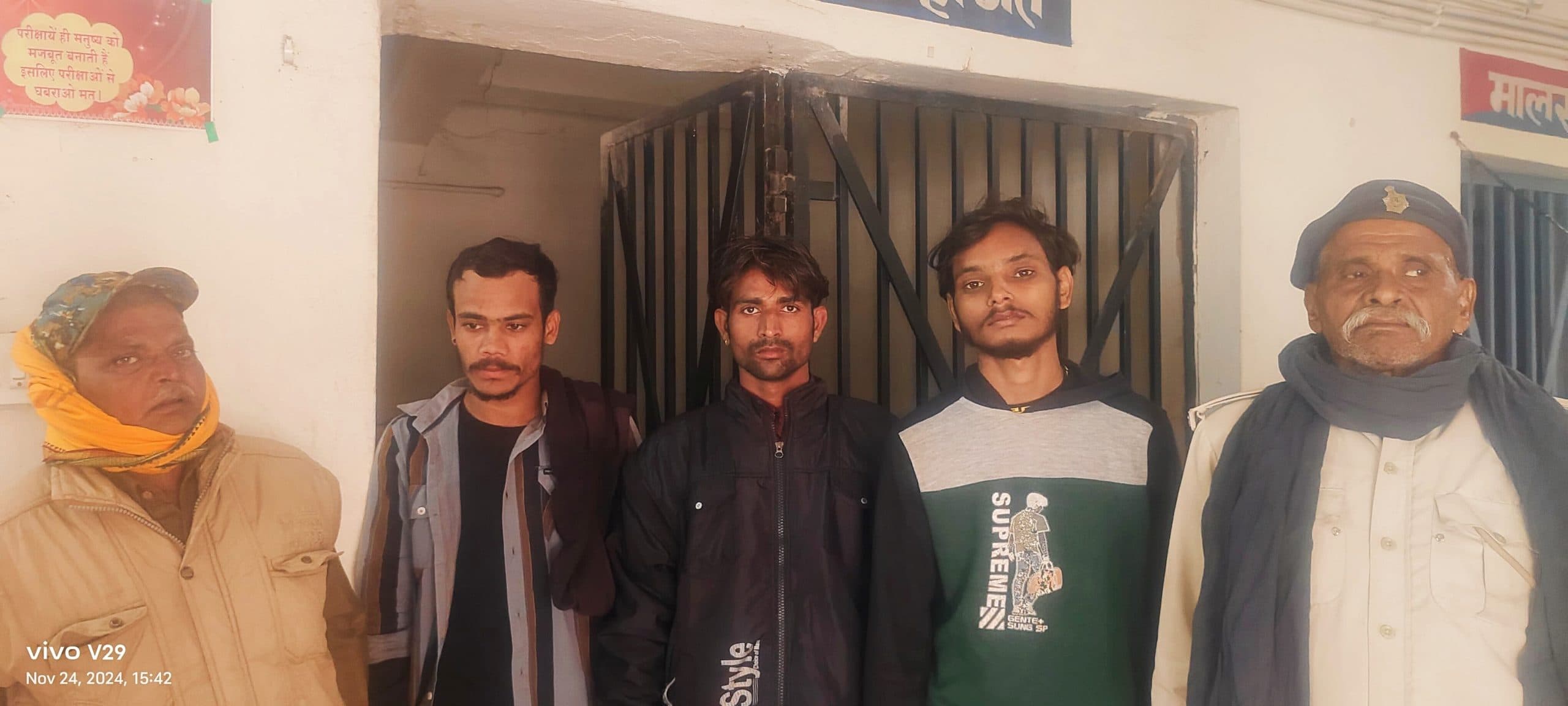 शराब के नशे में हंगामा कर रहे तीन युवक गिरफ्तार