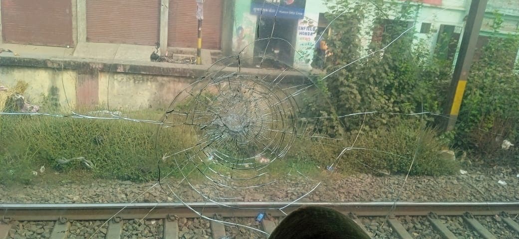 रेलवे की सबसे हॉट ट्रेन राज्यरानी एक्सप्रेस पर पत्थरबाजों का कहर