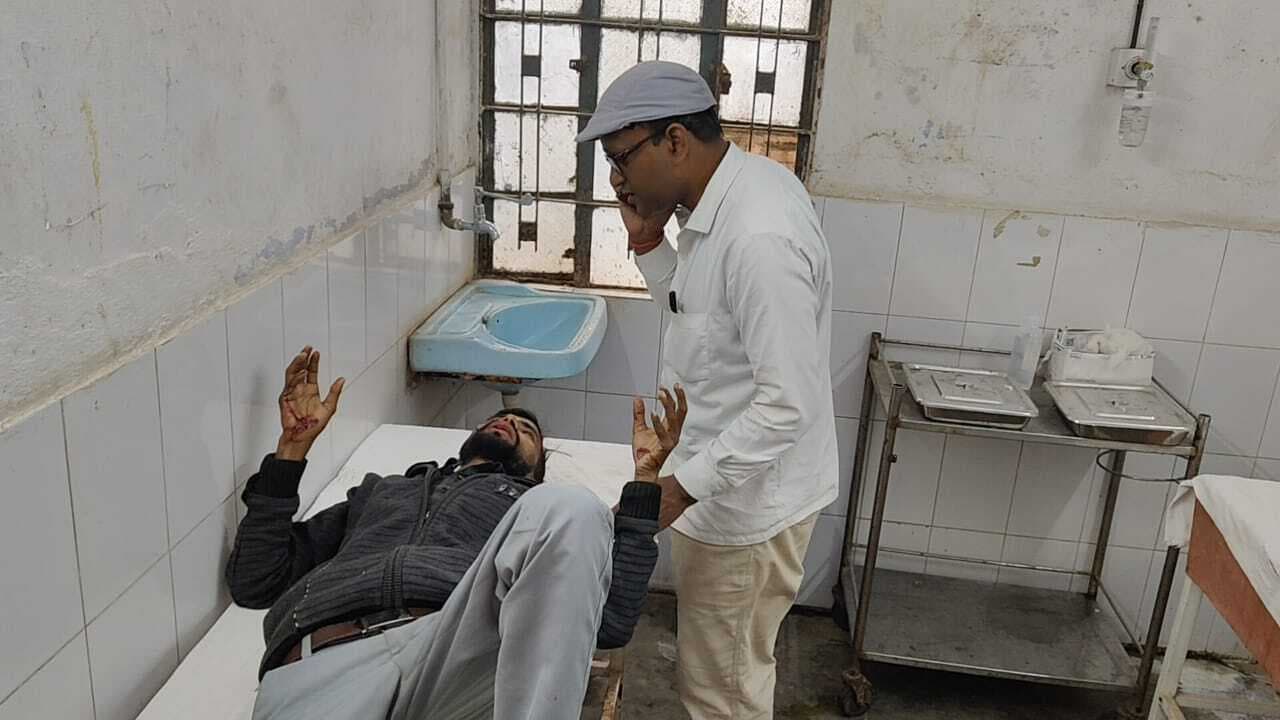 बाइक की आमने-सामने की टक्कर में तीन  घायल