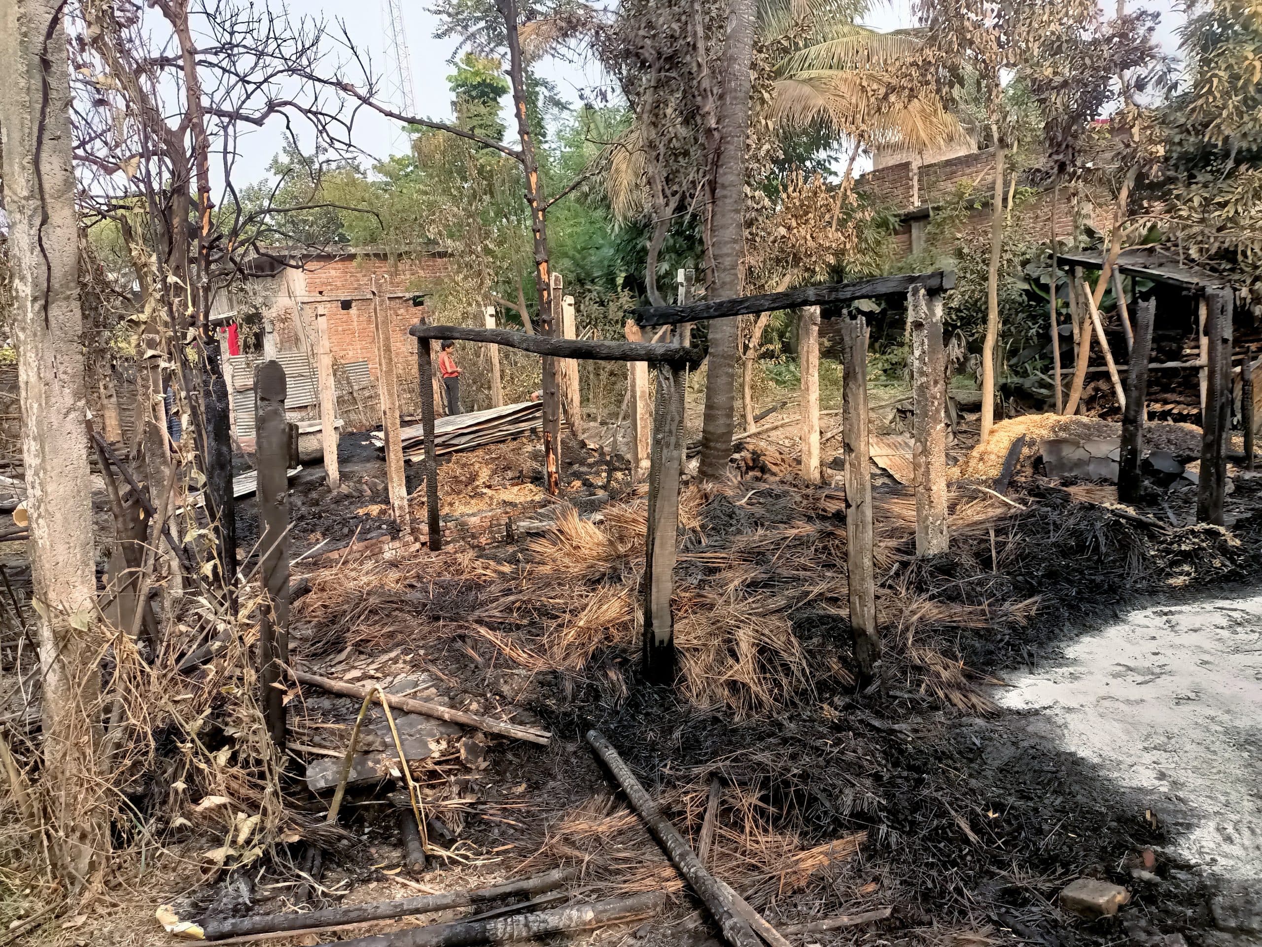 आग लगने से चार घर जले, तीन मवेशियों की मौत