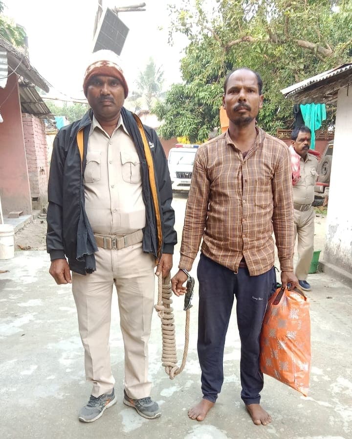 पांच लीटर चुलाई शराब के साथ तस्कर गिरफ्तार