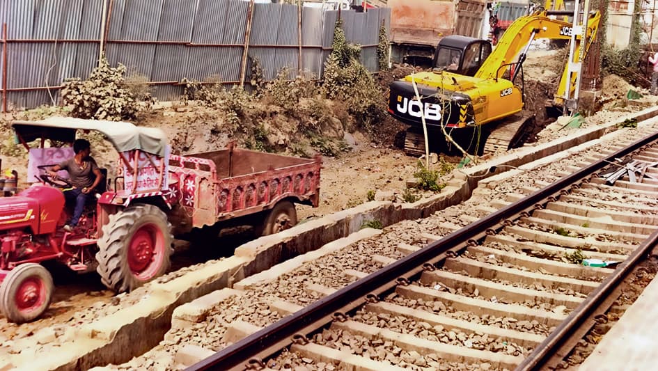 Gaya News : ट्रेनों का परिचालन बंद, सुबह जानेवाले यात्री हुए परेशान