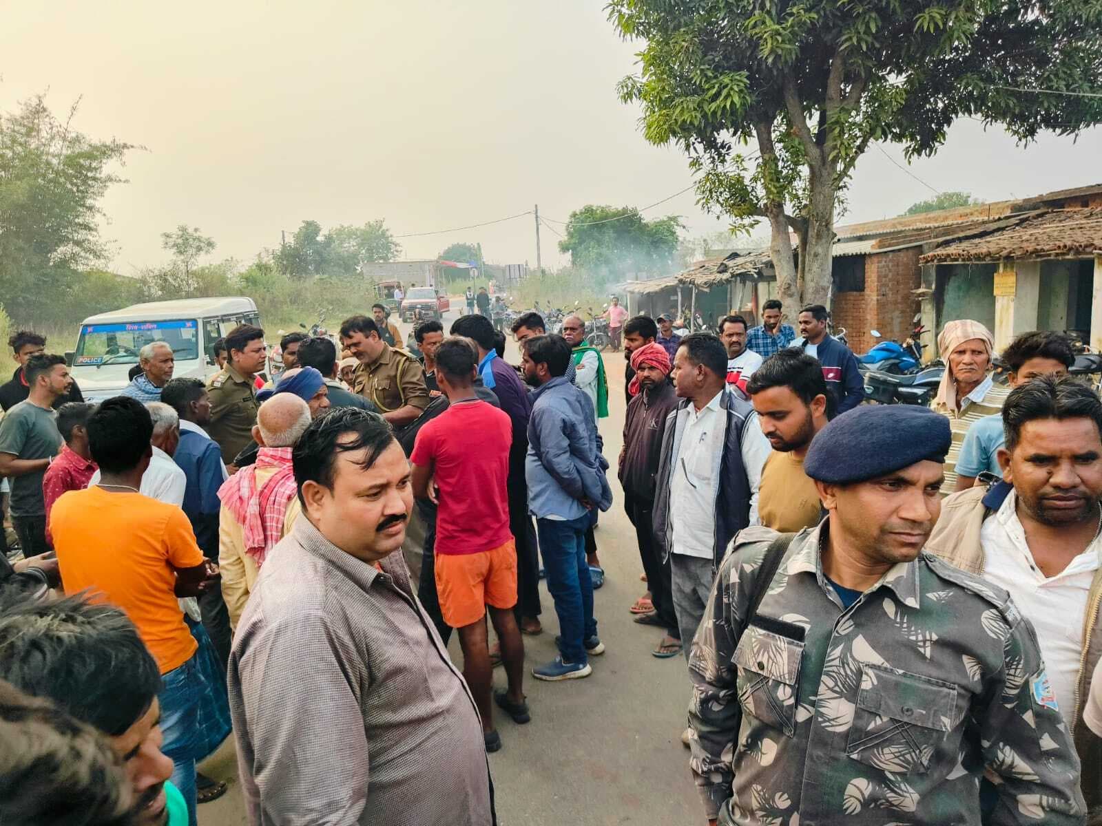 जबरन दुकान बंद कराने व गाली गलौज के विरोध में भाजपा कार्यकर्ताओं ने किया रोड जाम