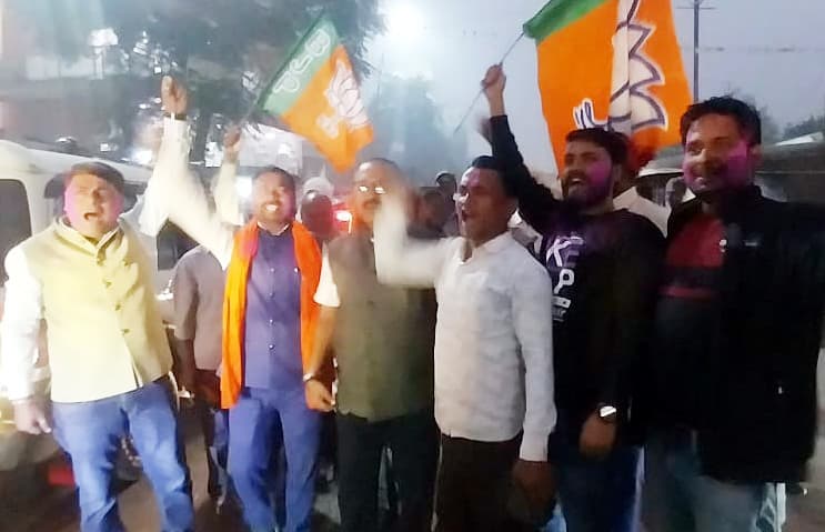 एनडीए की जीत पर कार्यकर्ताओं ने मनाया जश्न