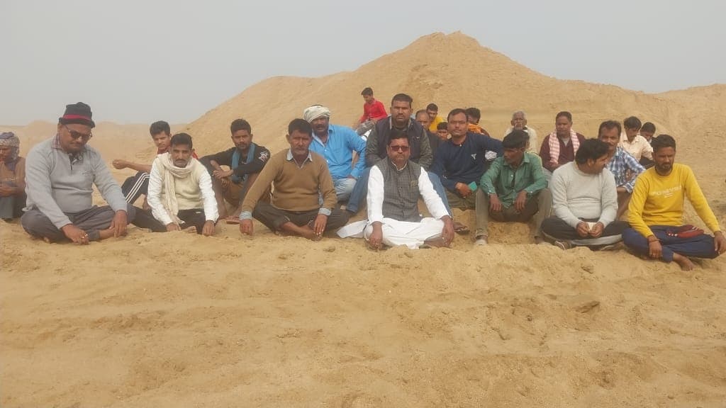 बालू  खनन में अनियमितता को लेकर ग्रामीणों ने जताया विरोध, धरना पर बैठे
