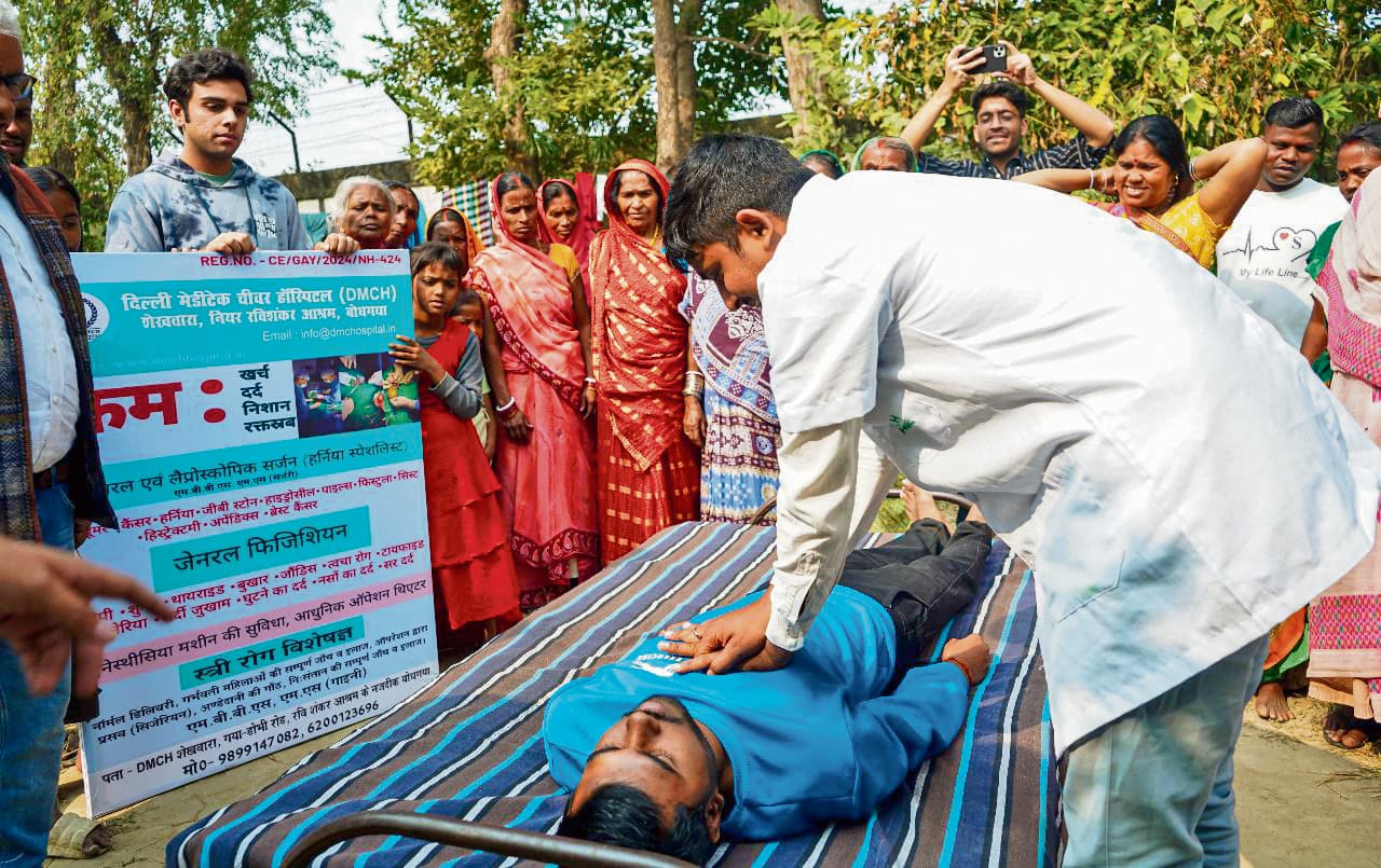 Gaya News : आइआइएम बोधगया ने बापूनगर में लगाया स्वास्थ्य शिविर