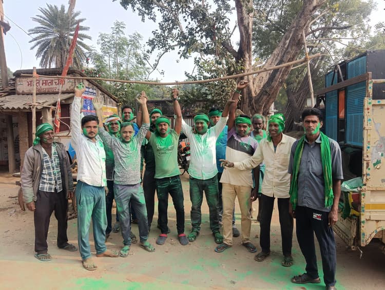 बिंदापाथर में झामुमो कार्यकर्ता ने निकाला विजय जुलूस