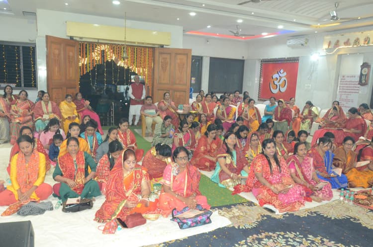 महिलाओं ने माता को ओढ़ायी चुनरी, गाये भजन