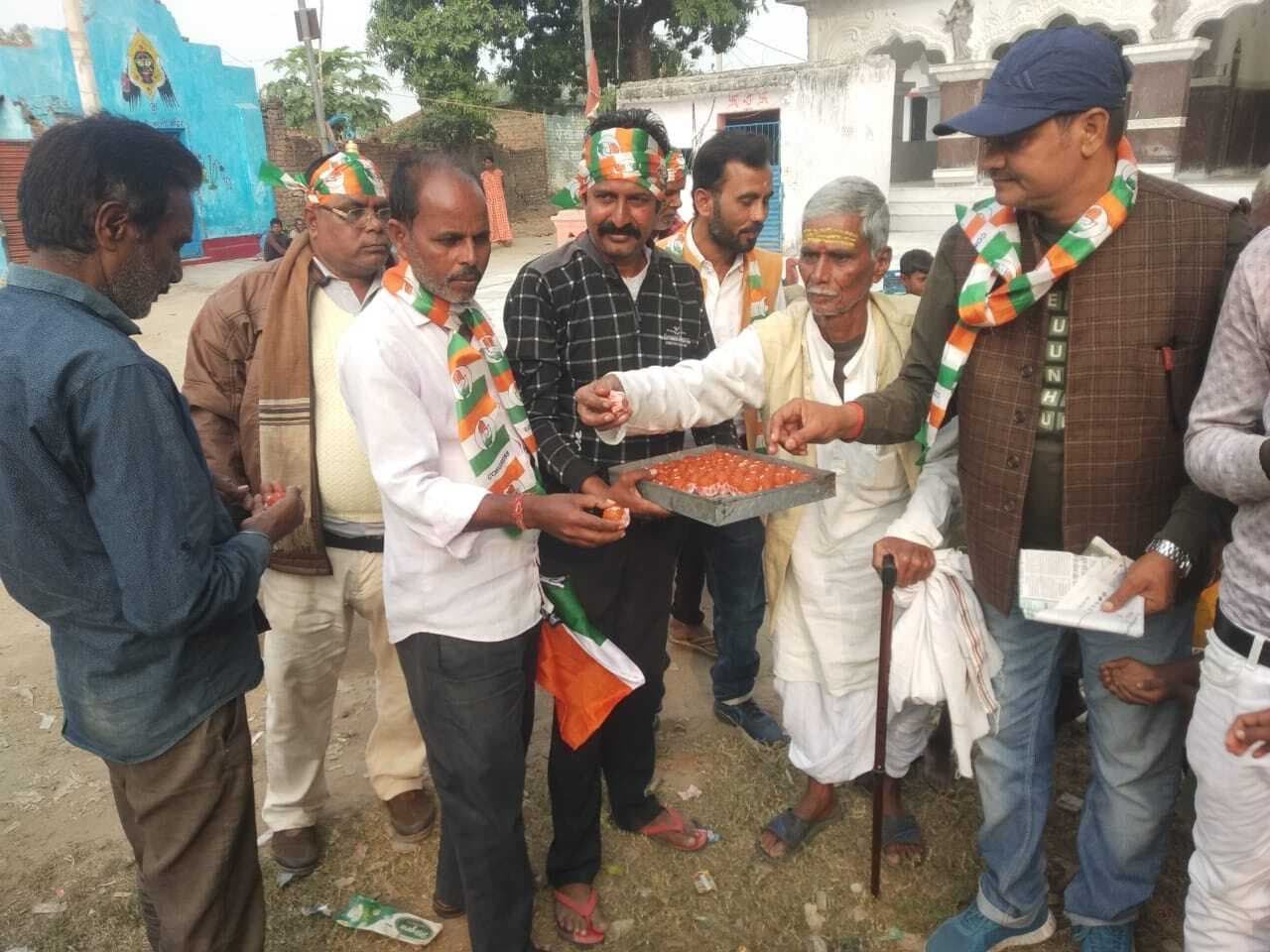 कांग्रेस कार्यकर्ताओं ने इंडिया गठबंधन की जीत पर बांटी मिठाई