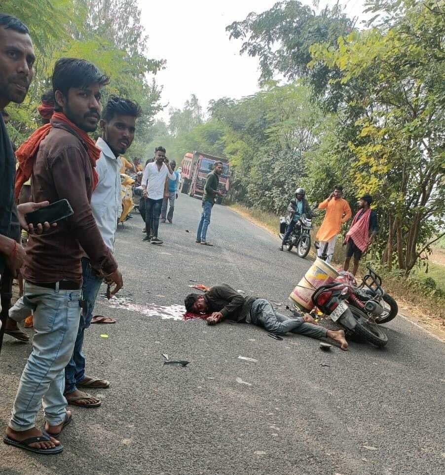 पारोहाट के पास दुर्घटनाग्रस्त होकर बाइक सवार हुआ जख्मी