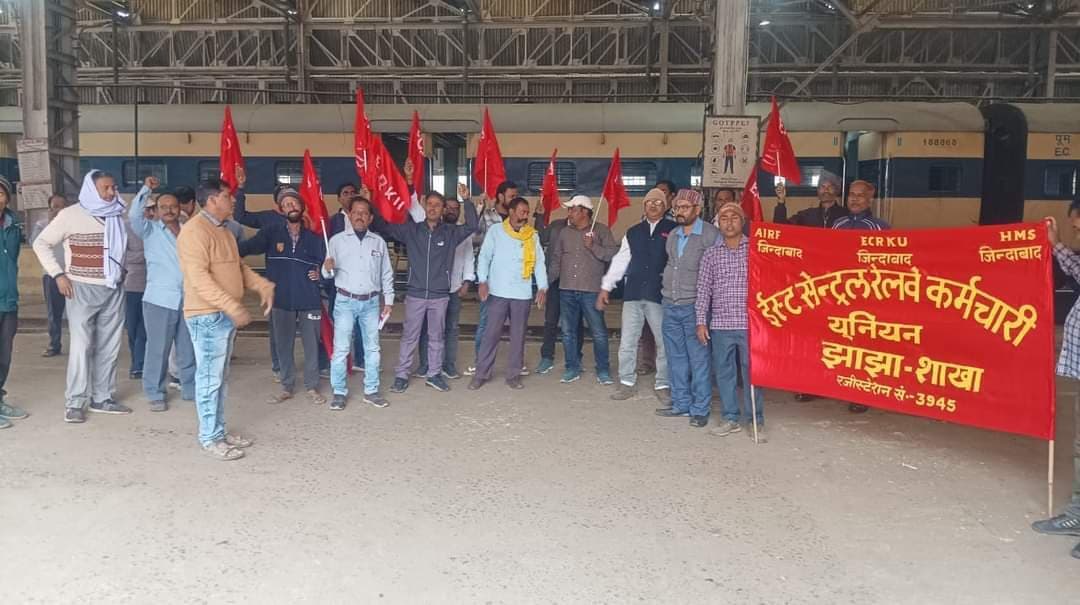 मेमू कारशेड में रेलकर्मियों के बीच चलाया जनसंपर्क अभियान