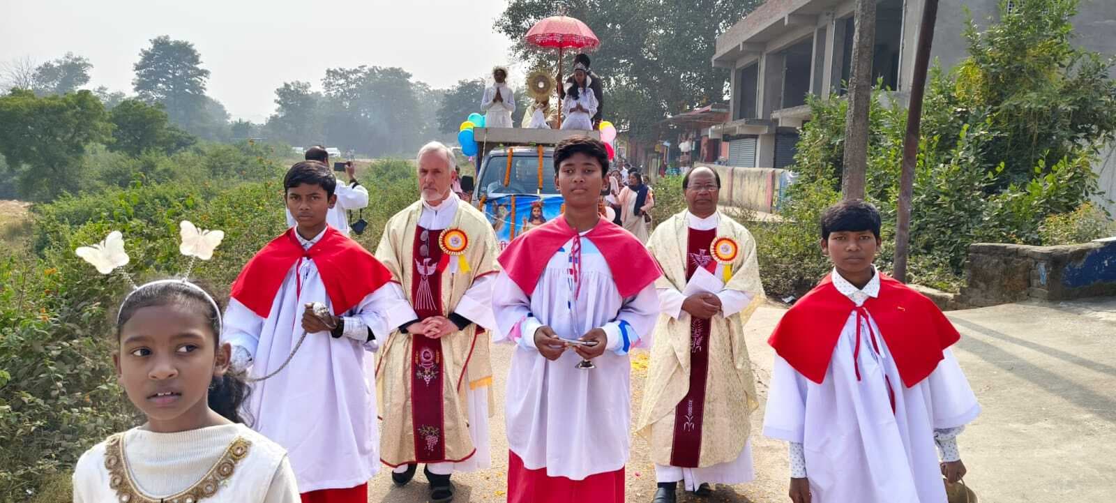 ख्रीस्त राजा पर्व पर निकाली भव्य शोभायात्रा