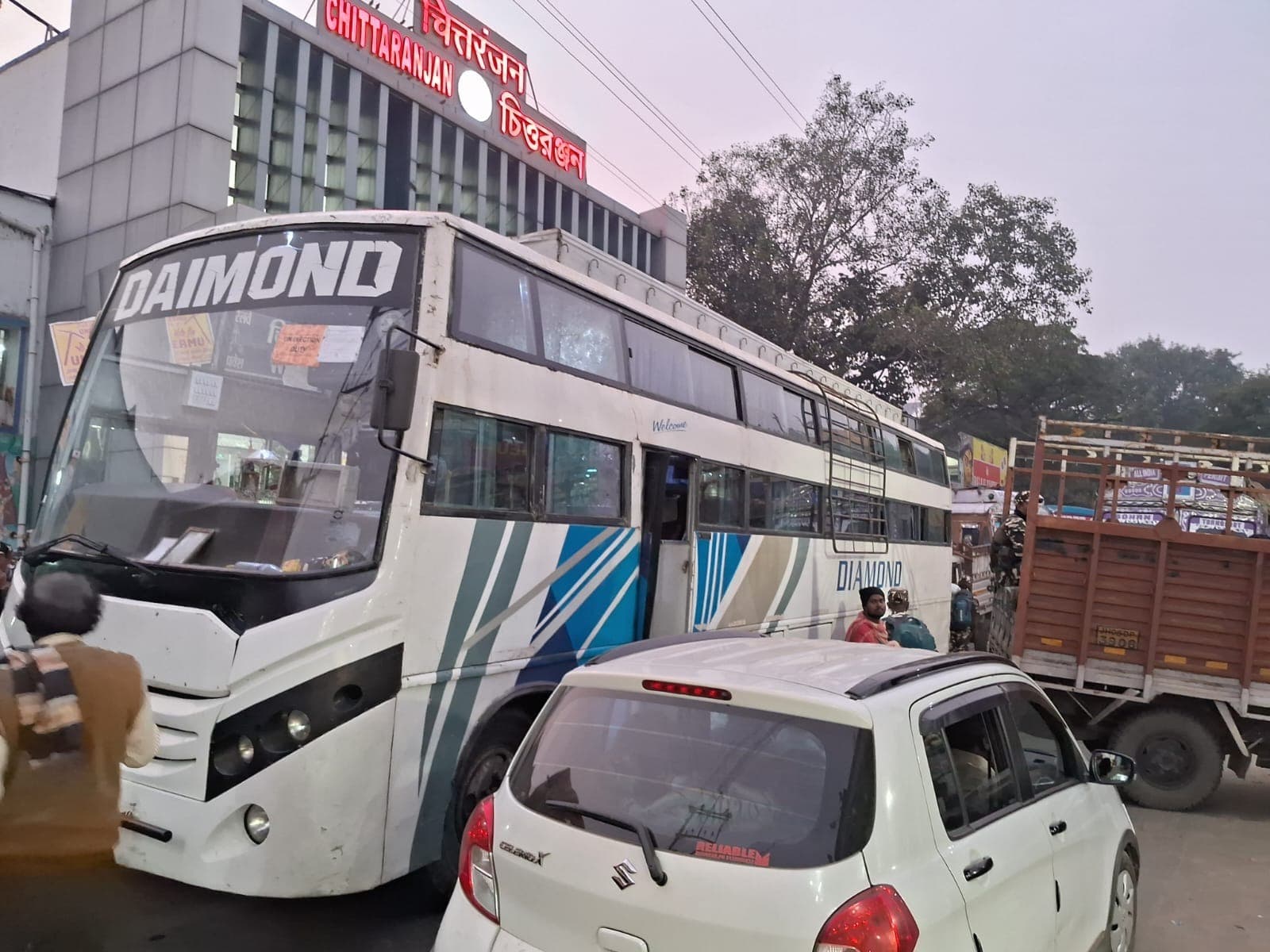 स्टेशन के बाहर खड़ी रहीं सशस्त्र बल की बस, दो घंटे तक जाम