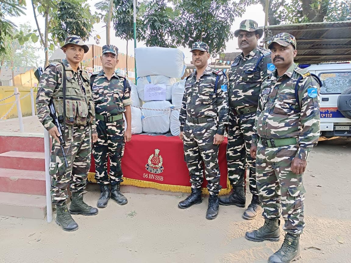 घास के ढेर से 200 किलो गांजा बरामद