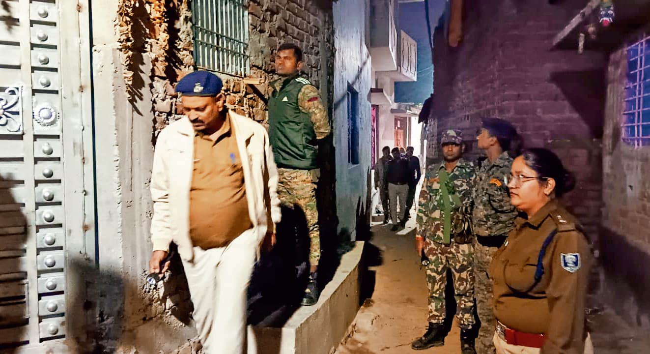 Gaya News : पुरानी गोदाम में हुई चोरी मामले में रात भर छापेमारी करती रहीं सिटी एसपी