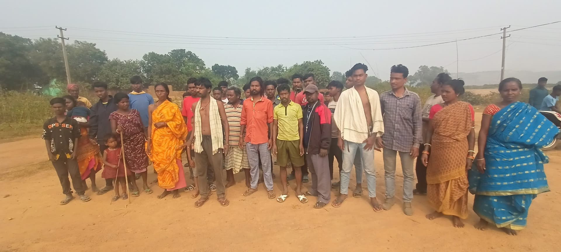 हाइवा के धक्के से बिजली के तीन पोल क्षतिग्रस्त