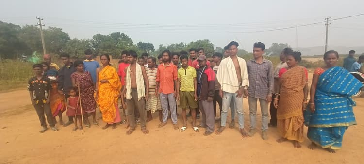 हाइवा के धक्के से बिजली के तीन पोल क्षतिग्रस्त