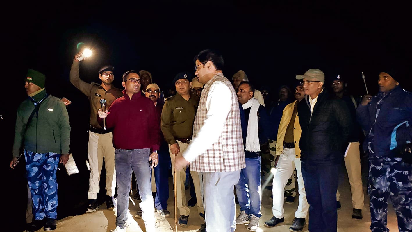 Chhapra News : सिंगही घाट क्षेत्र में पुलिस ने की छापेमारी, बालू लदी कई गाड़ियों को किया जब्त