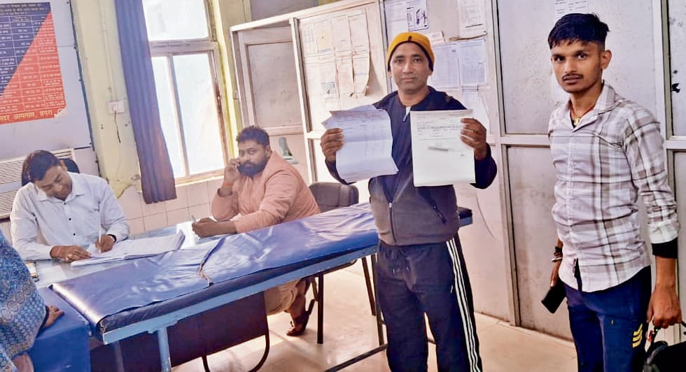Chhapra News : मरीज के परिजनों ने लगाया आरोप सदर अस्पताल में है दलालों का कब्जा