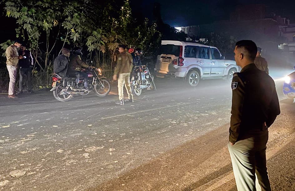 Gopalganj News : अपराधियों की धर-पकड़ के लिए पूरी रात चला सर्च अभियान, सड़क पर खुद उतरे एसपी