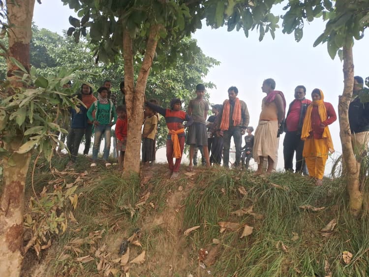 अज्ञात वाहन की ठोकर से बाइक सवार किशोर की हुई मौत, एक घायल