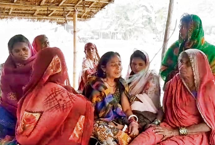 hajipur news. बाइक के अनियंत्रित होने से पानी भरे गड्ढे में गिरा युवक, डूबने से मौत