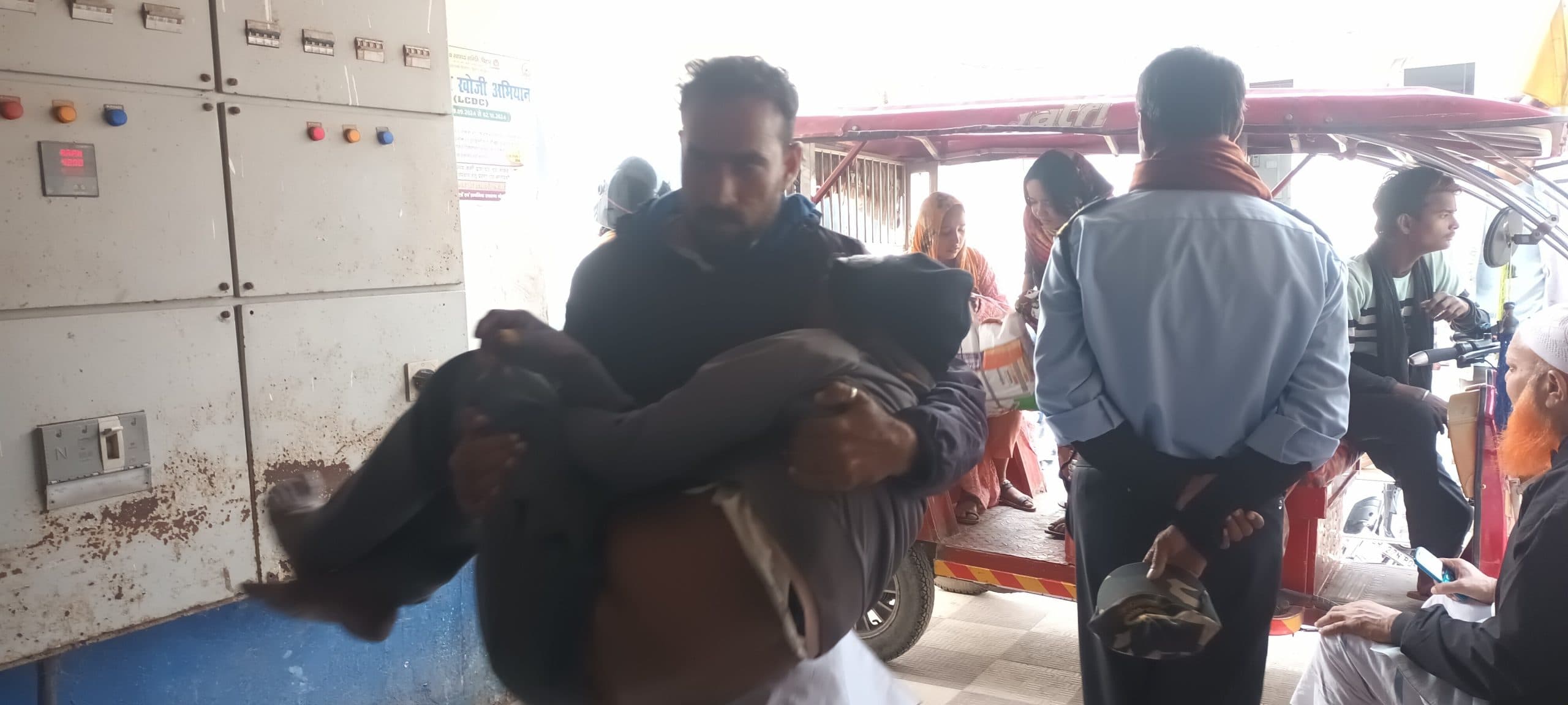 सदर अस्पताल में स्ट्रेचर का अभाव गोद में मरीज उठा ले गये परिजन