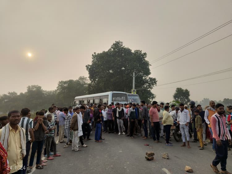 सड़क हादसे में बाइक सवार युवक की मौत, लोगों ने जाम की सड़क